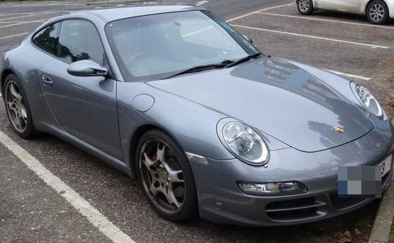 Ruba una Porsche da 120.000 euro puntando la pistola al conducente e poi si ferma a fare l’aperitivo