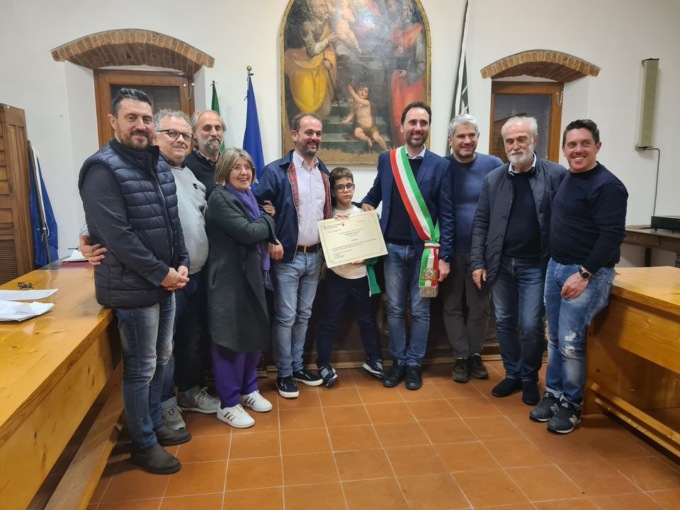 Il papà ha un malore nel bosco, il figlio di 8 anni gli salva la vita