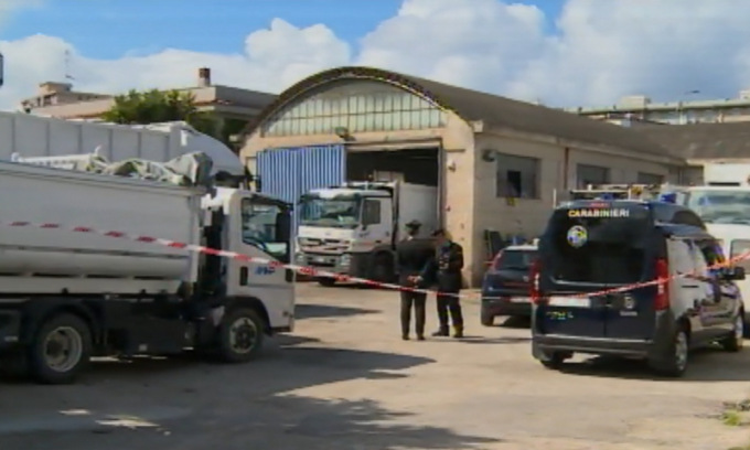 Operaio stritolato dal compattatore, boscaiolo colpito da un albero: si continua a morire sul lavoro