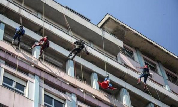 Tutti vestiti da supereroi in ospedale come ultimo regalo per il bimbo in fin di vita