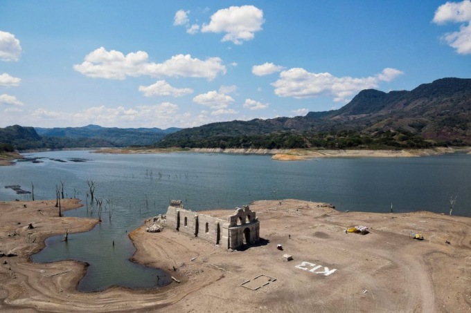 La siccità prosciuga un fiume e fa riemergere una chiesa sommersa da quasi 60 anni