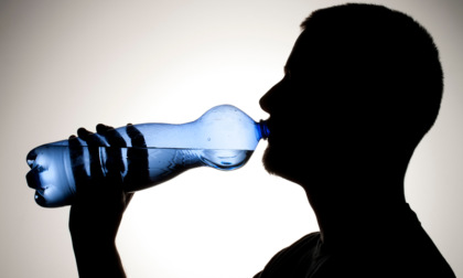 Bere dalle bottiglie di plastica aumenterebbe il rischio di Diabete 2: lo studio Usa