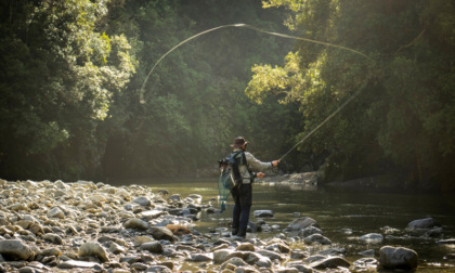 Muore folgorato mentre pesca alla vigilia del suo 21esimo compleanno