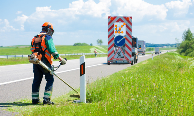 Operaio falciato e ucciso durante i lavori di taglio dell’erba a bordo strada