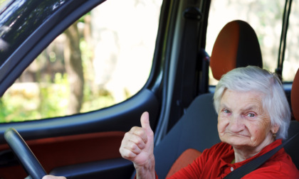 Sessantenne senza patente al volante di un rottame senza portiera e finestrini