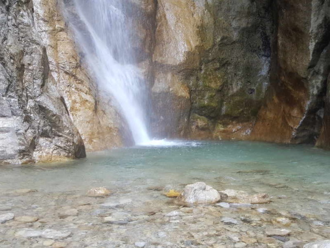 Coi bambini alla Cascata del Cenghen poco sopra Abbadia Lariana