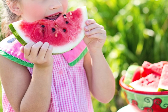 Cinque cibi rinfrescanti per combattere il caldo estivo: scopri i segreti per restare freschi e idratati