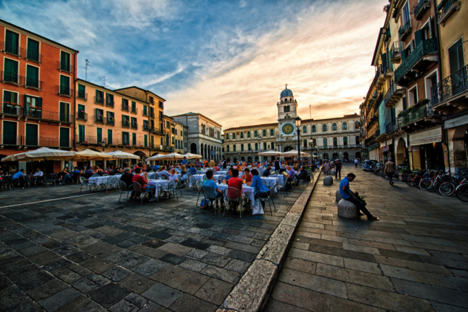 Da Como a Padova: gli albergatori italiani si "ribellano" allo stradominio di Booking