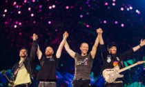 I Coldplay omaggiano Napoli e Milano cantando "Napule è" e "O mia bela Madunina"