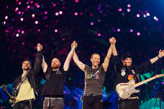 I Coldplay omaggiano Napoli e Milano cantando “Napule è” e “O mia bela Madunina”