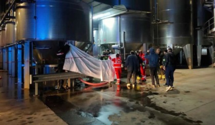 Cade in una cisterna di vino, il padre si getta per salvarlo: morti entrambi asfissiati