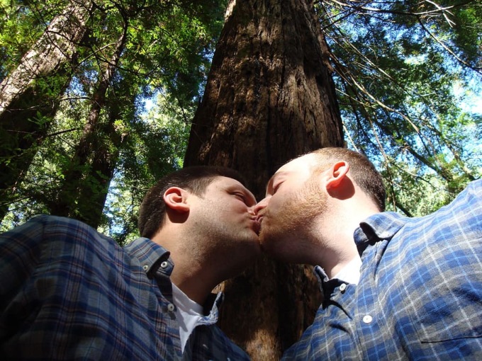 L’educatore posta la foto di un bacio gay, la parrocchia annulla il centro estivo