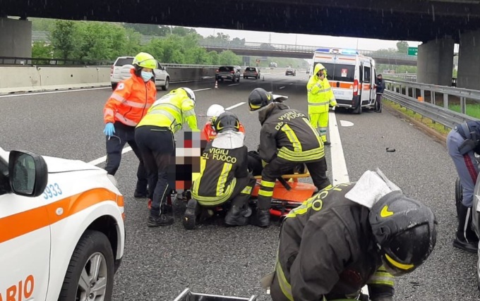 Lo sportello si apre all’improvviso: 26enne vola fuori dall’auto in corsa in Autostrada