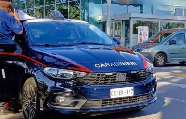 Si butta contro un’auto per farsi investire e chiedere soldi, ma al volante c’è un carabiniere e smaschera la truffa