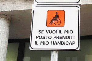 Parcheggia al posto dei disabili (senza permesso) e gli distruggono l’auto: va a denunciare, la Polizia lo multa e gli ritira la patente