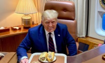 Pazzesco Trump, invita tutti al ristorante ma va via senza pagare il conto