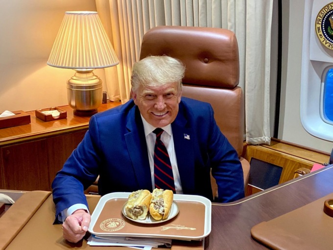 Pazzesco Trump, invita tutti al ristorante ma va via senza pagare il conto