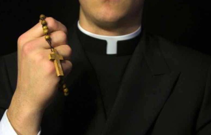 Quanto guadagnano preti e suore e chi paga lo stipendio