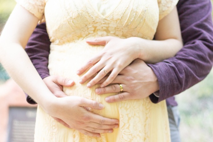 Resta incinta di uno sconosciuto all’addio al nubilato. Il marito (che non può avere figli) la sposa lo stesso
