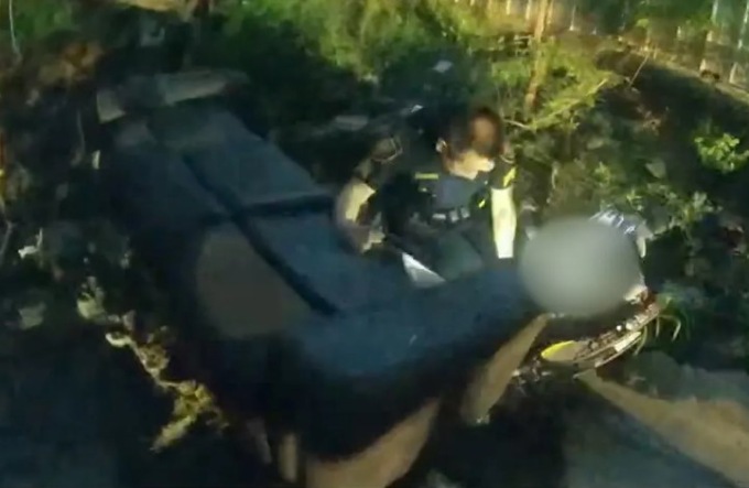 Rubano un’auto, ma dentro c’è un bambino di un mese: il commovente video del salvataggio