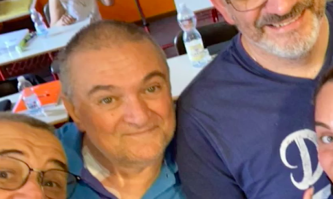 Torna a scuola a 56 anni per conseguire la maturità, ma la malattia stronca il suo sogno: i compagni si diplomano per lui