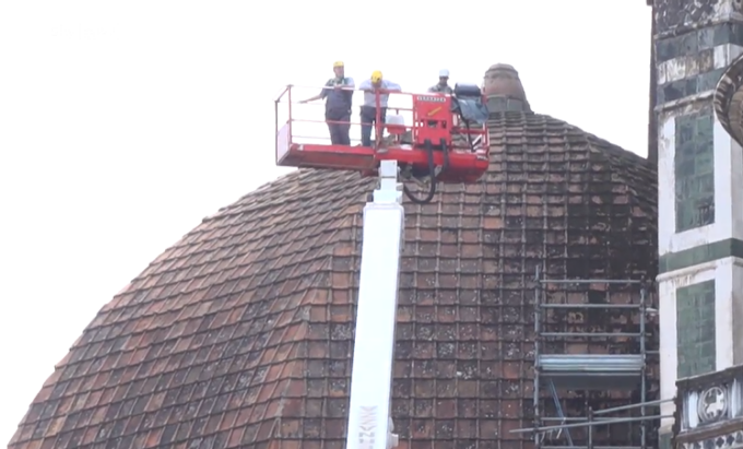 Salvini: “Cupola Brunelleschi è lì da 600 anni”. Tre giorni dopo cadono pezzi