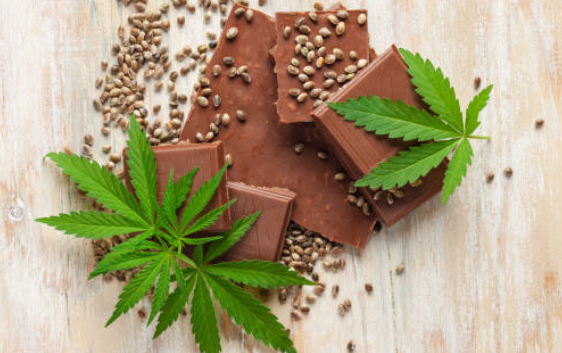Prepara e mangia una tavoletta di cioccolato alla marijuana: finisce in ospedale con le allucinazioni