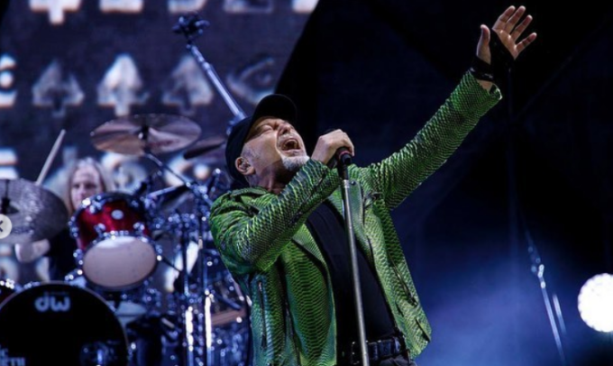 Vasco al concerto di Bologna: “Meloni, Salvini e Berlusconi raccontano favole”
