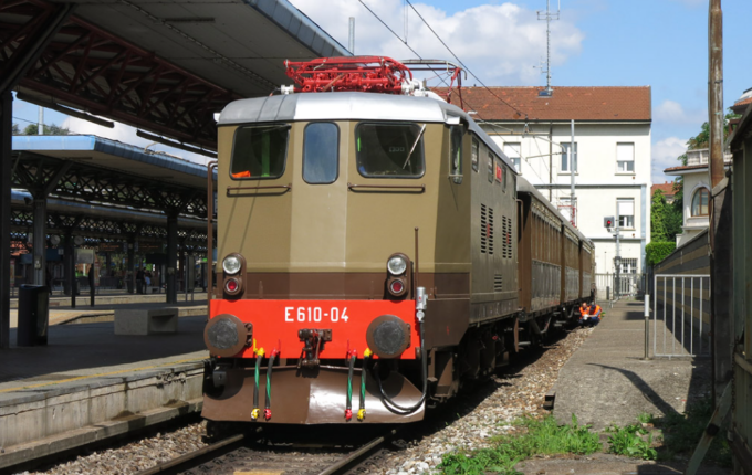 Un viaggio nel tempo a bordo del treno storico dal centro di Milano al Lago Maggiore