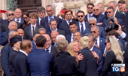 Diretta funerali Berlusconi: terminata tra gli applausi la funzione religiosa