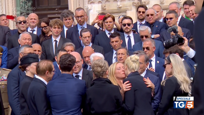 Diretta funerali Berlusconi: terminata tra gli applausi la funzione religiosa