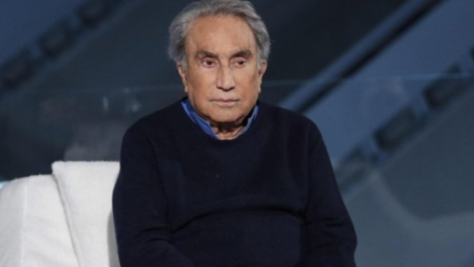 Emilio Fede si perde i funerali di Berlusconi per colpa dell’autista: “E’ sparito, va arrestato!”