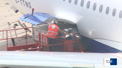 Carrello dell’aeroporto pieno di bagagli si sgancia dal trattorino e colpisce un operaio