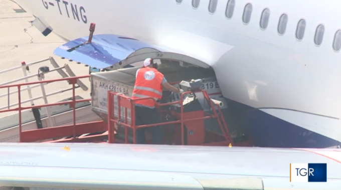 Carrello dell’aeroporto pieno di bagagli si sgancia dal trattorino e colpisce un operaio