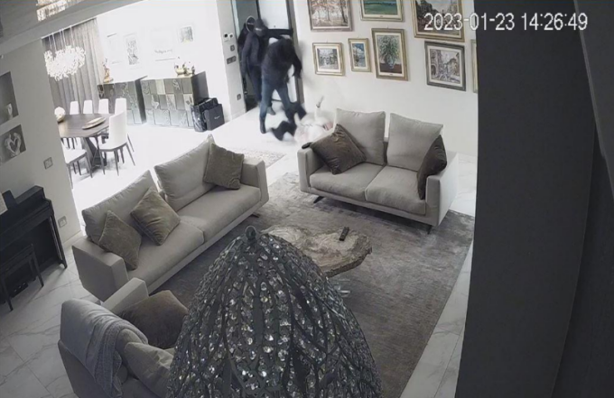 Coppia di imprenditori sequestrata e aggredita nell’attico