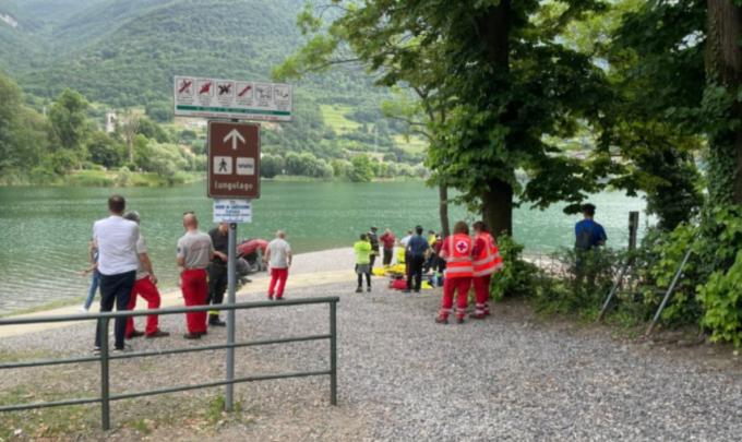 Il tuffo in acqua e poi la tragedia, due ragazzi morti annegati
