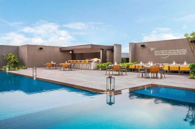 Passa 600 giorni in un hotel a 5 stelle e scappa senza pagare il conto da capogiro