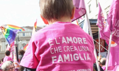 A un giorno dal Pride di Milano il Tribunale annulla l’atto di nascita del figlio di due papà