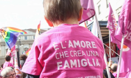 A un giorno dal Pride di Milano il Tribunale annulla l'atto di nascita del figlio di due papà