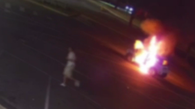 Il video del folle che con due taniche dà fuoco a una Panda vicino a Bergamo