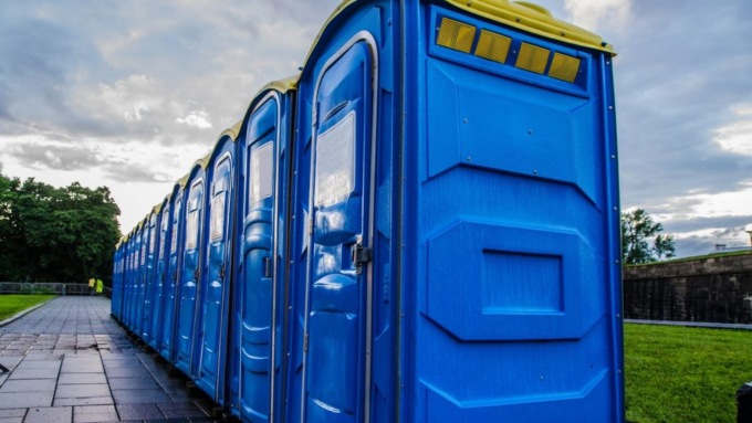 Il bagno chimico si ribalta con lui dentro: deve pure pagare 9mila euro