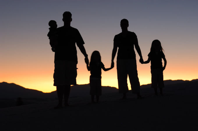 Suo fratello è in realtà suo padre, e lei a 30 anni non lo sa. La mamma: “Come le dico la verità?”