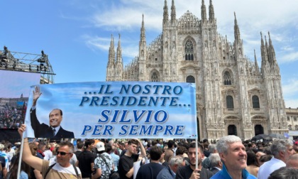 Funerale Berlusconi: c'è chi canta "chi non salta comunista è". Le voci della gente in piazza Duomo a Milano