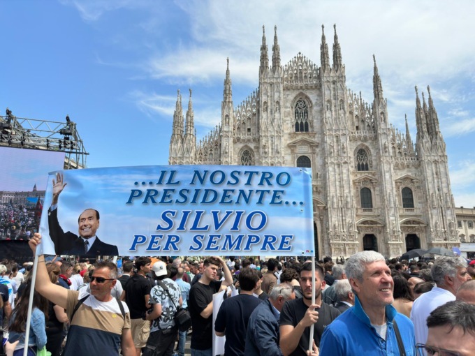 Funerale Berlusconi: c’è chi canta “chi non salta comunista è”. Le voci della gente in piazza Duomo a Milano