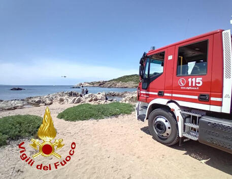 Tragedia in spiaggia: un masso si stacca e lo uccide mentre legge un libro
