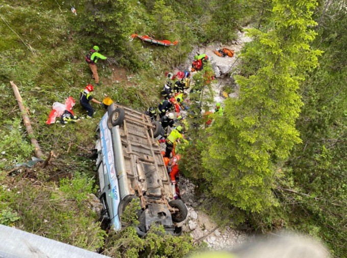 Pullmino precipita in una scarpata e finisce nel torrente: sei feriti, quattro gravi (tra cui un bambino)