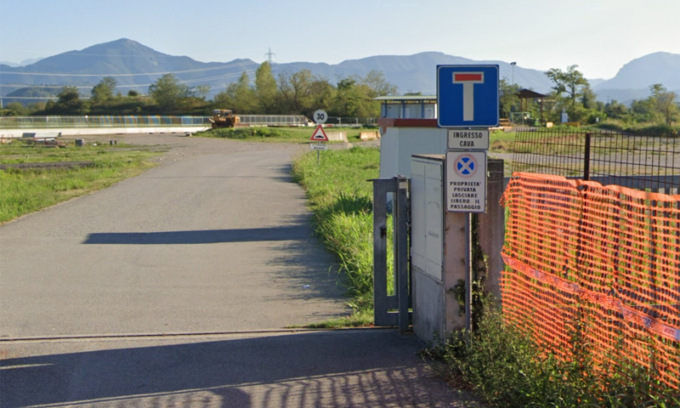 Schiacciato dal montacarichi del camion che sta pulendo: muore in cava a 54 anni