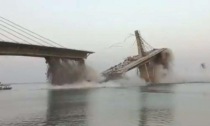L'incredibile video del ponte che collassa durante i lavori