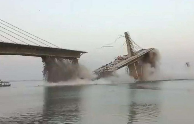 L’incredibile video del ponte che collassa durante i lavori