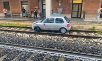Ottantenne sfonda con l'auto la sala d'attesa della stazione e finisce sui binari del treno